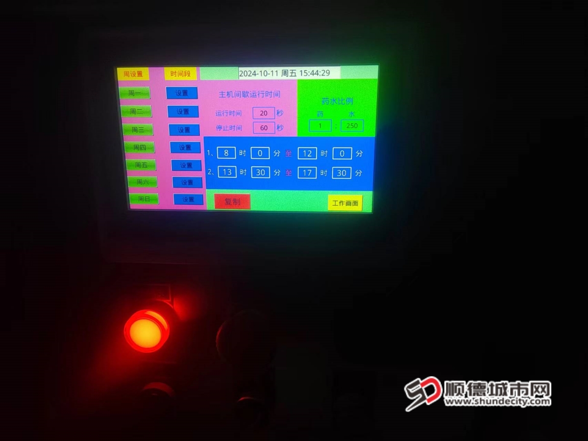 執法人員現在進行企業幫扶，協助調試除臭系統 (2)_副本.jpg