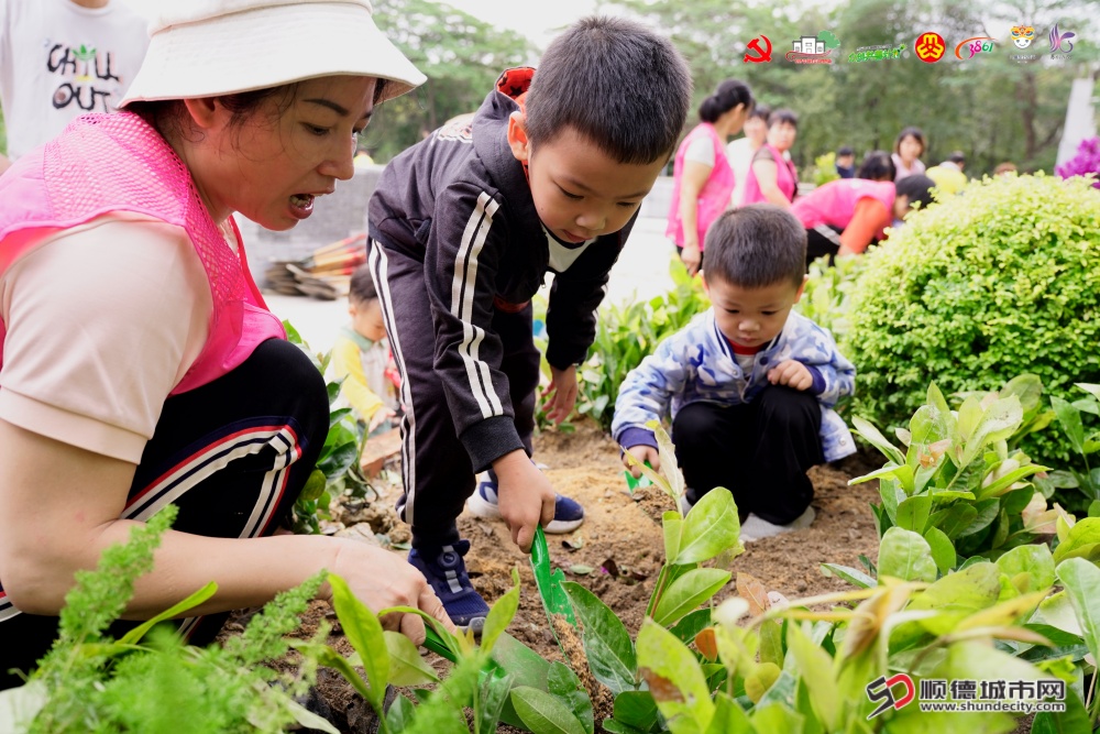 蘇崗社區(qū)“點亮兒童未來，荒地變綠美”親子種植活動1_副本.jpg
