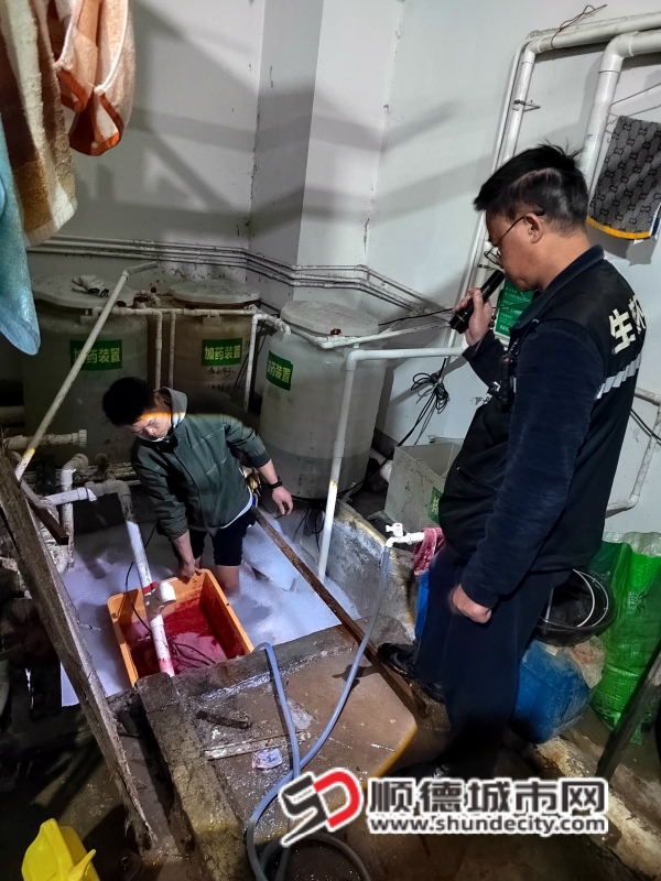 執法人員對偷排的管道進行檢查_副本.jpg