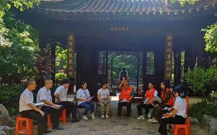 張世驥（左六）與小區業主、合成居委會、小區物管等多方代表就小區事宜召開議事協商會議。.jpg