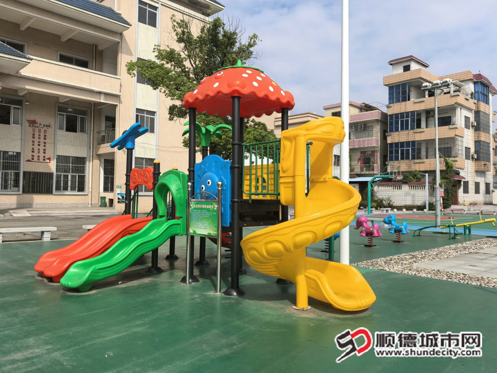 翻新后的游樂(lè)設(shè)施_副本.jpg