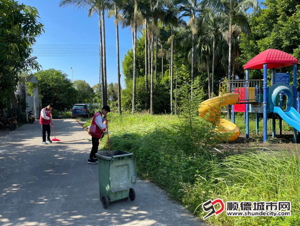 沒(méi)翻新前的外村公園雜草叢生_副本.jpg