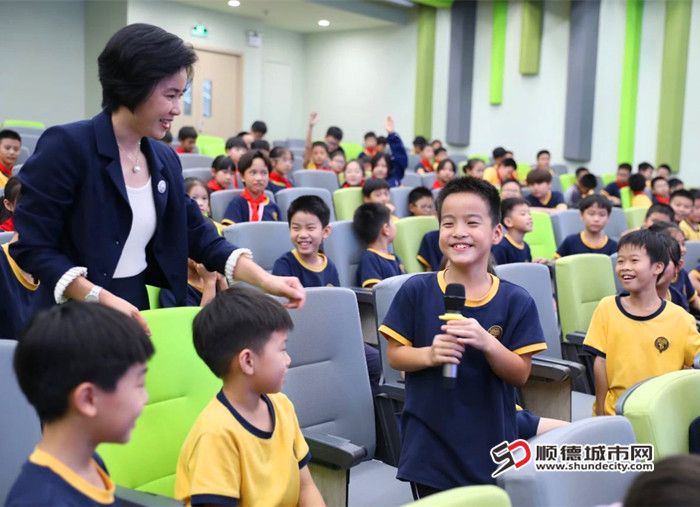 專家團講師廣東正創律師事務所林淑簪律師走進德勝小學。.jpg