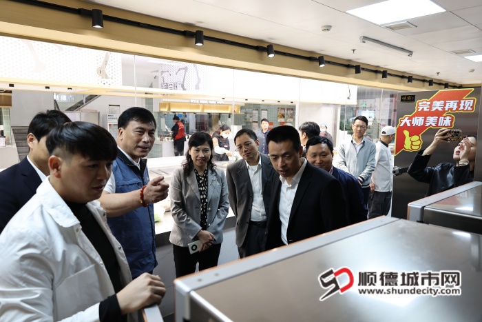 圖為11月25日，文曦副市長等一行參觀海創(chuàng)大族園區(qū)的愛餐機(jī)器人數(shù)字食堂_副本.jpg