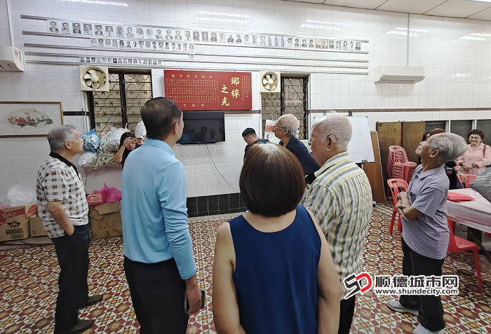 2024年11月，馬來(lái)西亞檳城順德會(huì)館會(huì)長(zhǎng)李永光向世界順德聯(lián)誼總會(huì)訪問(wèn)團(tuán)介紹創(chuàng)會(huì)先賢情況.png