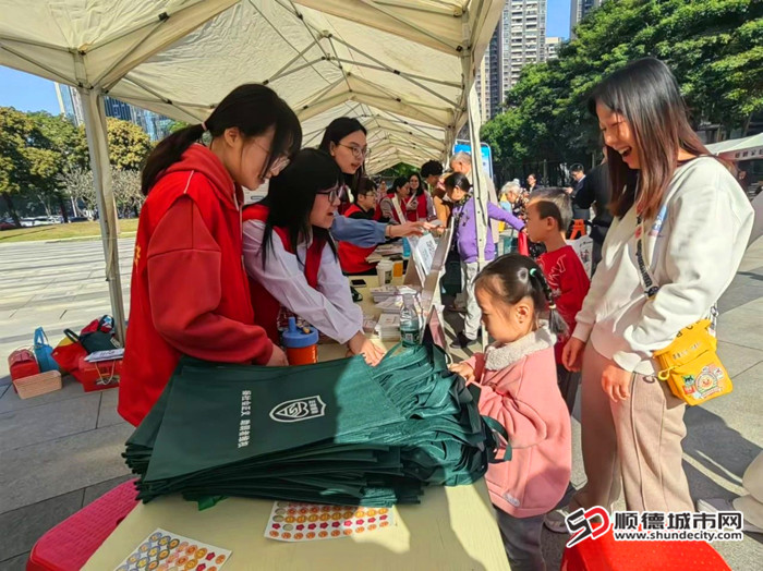 學(xué)法拿禮物。.jpg