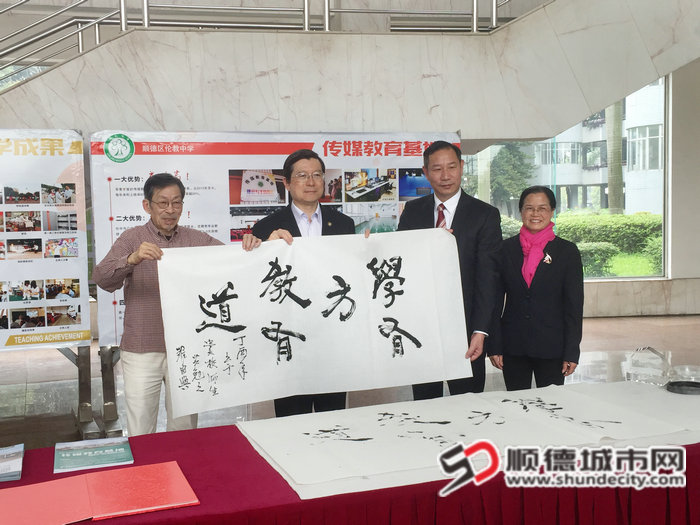 羅國興先生（左一）_副本.JPG
