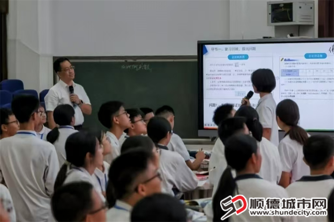 佛山市數學教研員雷波主任為建安中學學生授課九年級上冊第六章第1課時《反比例函數》。.jpg