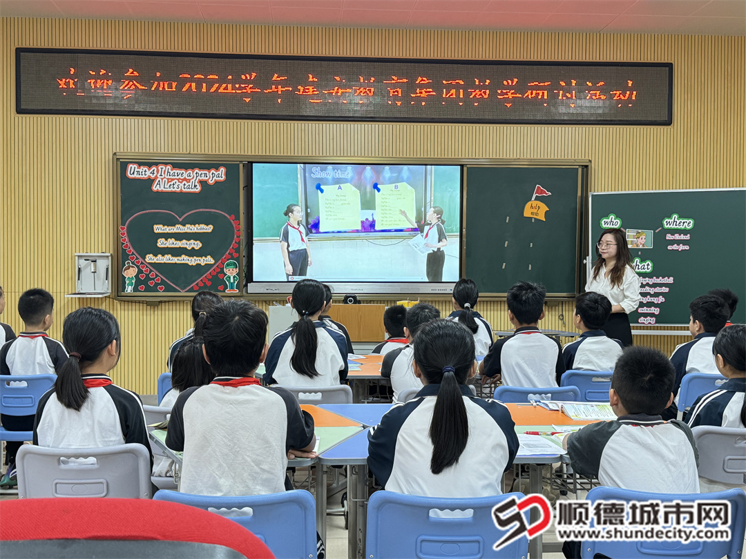 1、天連小學和建安中學就英語學科的聽說課型，創新性地開展小學-初中-高中三個學段的銜接接力研討活動。其中，小學英語階段由天連小學胡祖怡老師現場授課展示。.jpg