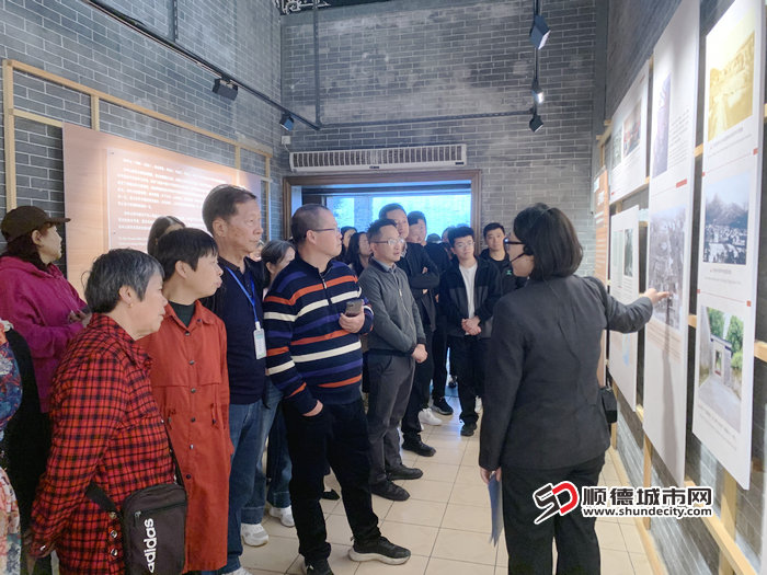 參觀孫中山生平展.jpg