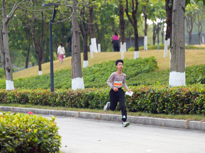奔跑在佛山新城龍舟廣場。.png