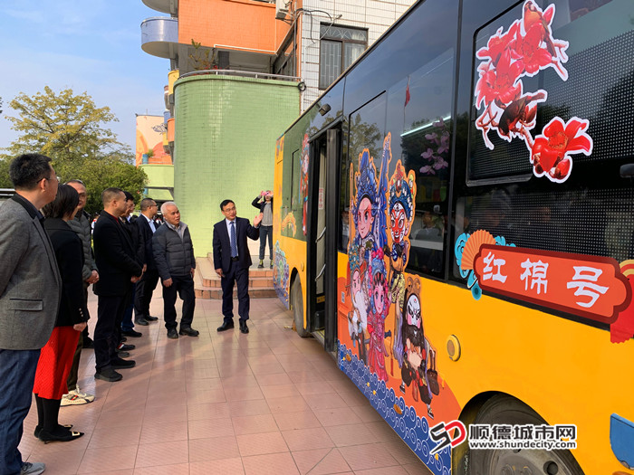 嘉賓們打卡“紅棉號”。.jpg