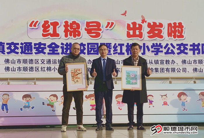 企業(yè)捐贈及向熱心企業(yè)贈送學(xué)生畫作紀(jì)念品。.jpg
