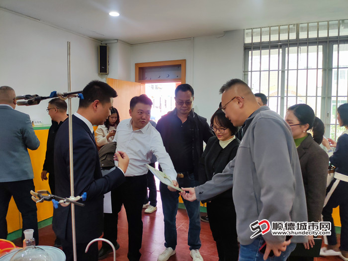 嘉賓參觀學校的精油室。.jpg