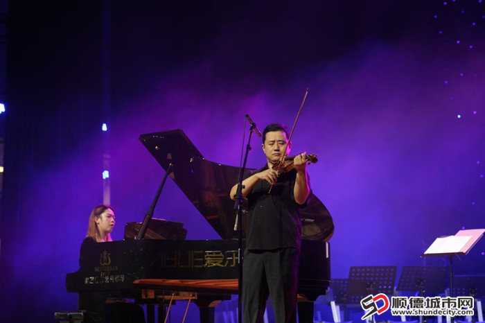 兩位專家顧問甘依璐、林鼎祥共同演繹小提琴、鋼琴協(xié)奏《沉思》、《梁祝》_副本.jpg