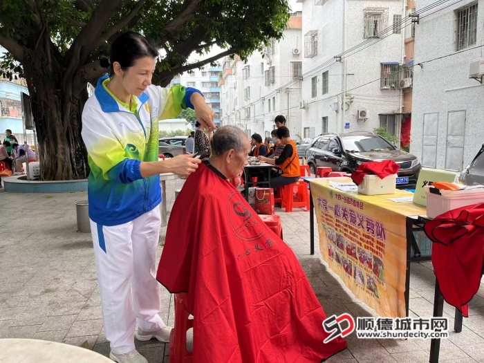 馮慧喜在進行義剪服務_副本.jpg