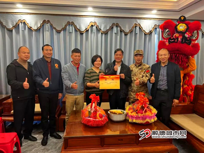喜報(bào)送家門(mén)。.jpg