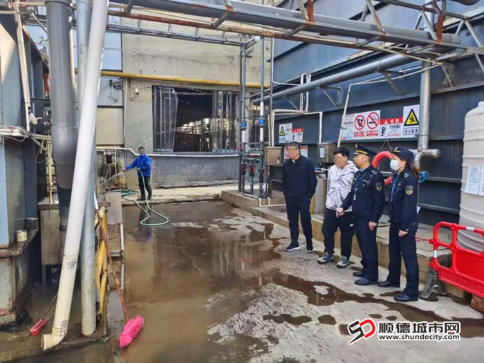 對(duì)轄區(qū)內(nèi)的涉水工業(yè)企業(yè)展開“拉網(wǎng)式”排查。.jpg