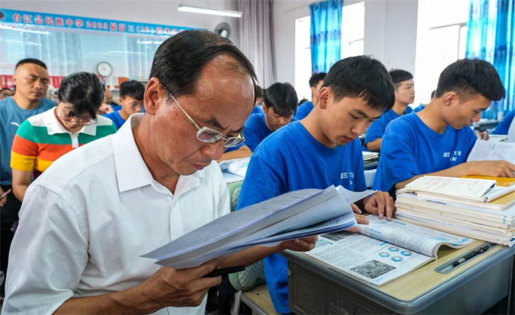 賴良才和學(xué)生一起上課。.jpg