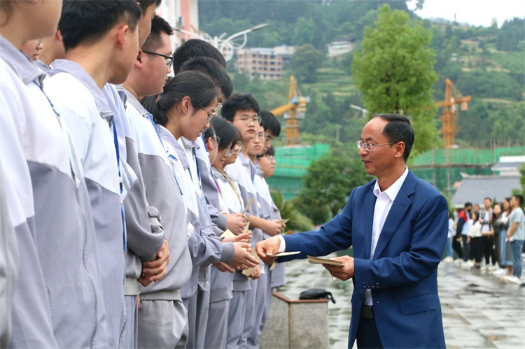 賴良才副校長(zhǎng)為高三優(yōu)秀學(xué)生頒獎(jiǎng).jpg