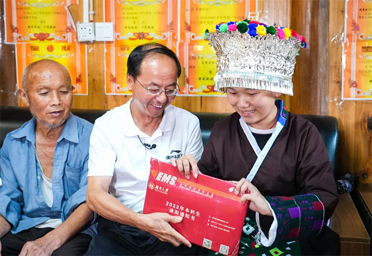 賴良才和學(xué)生一起拆開(kāi)錄取通知書(shū)。.jpg