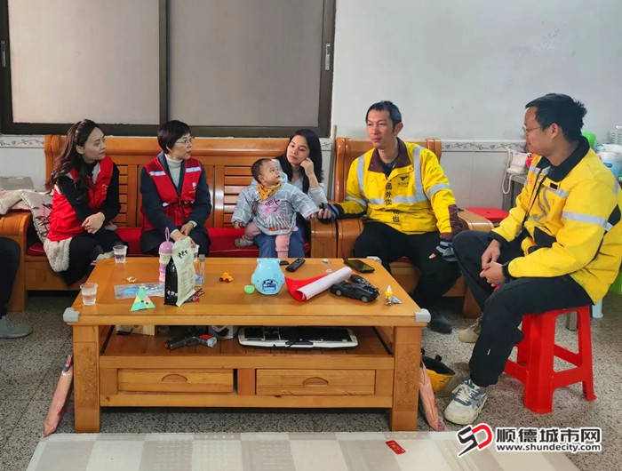 入戶走訪、送去關(guān)懷。.jpg