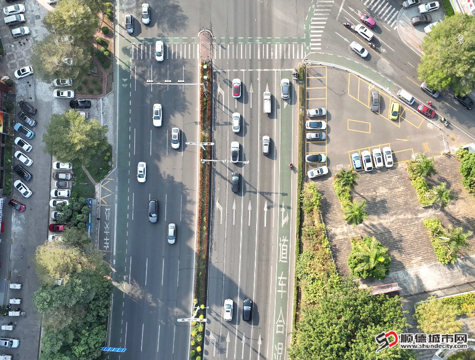 順德大道-仙泉路口壓縮原有車道，增加直行車道。.jpg