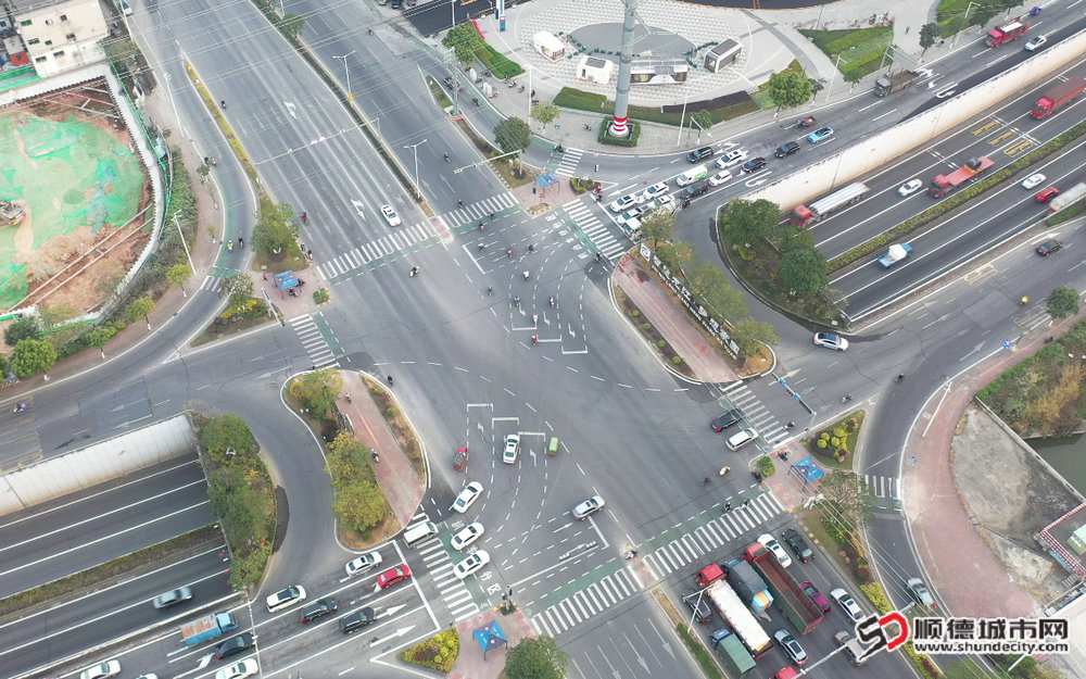 龍洲路-樂龍路十字路口多措并舉緩解擁堵狀況。.jpg