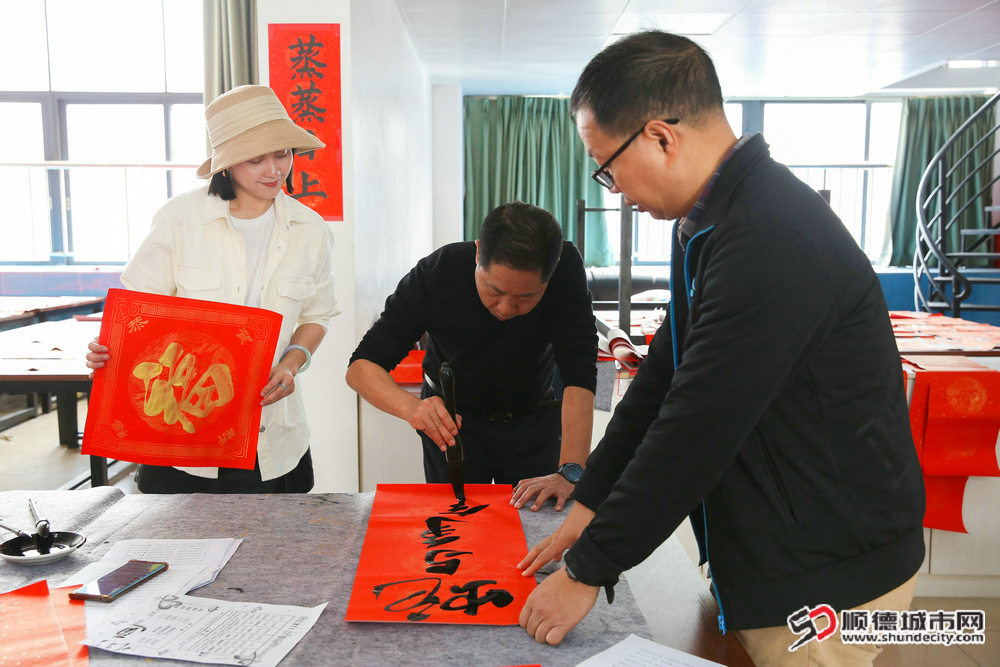 陳村職業技術學校積極組織有書法專長的師生志愿者書寫春聯贈予此次慰問對象.jpg