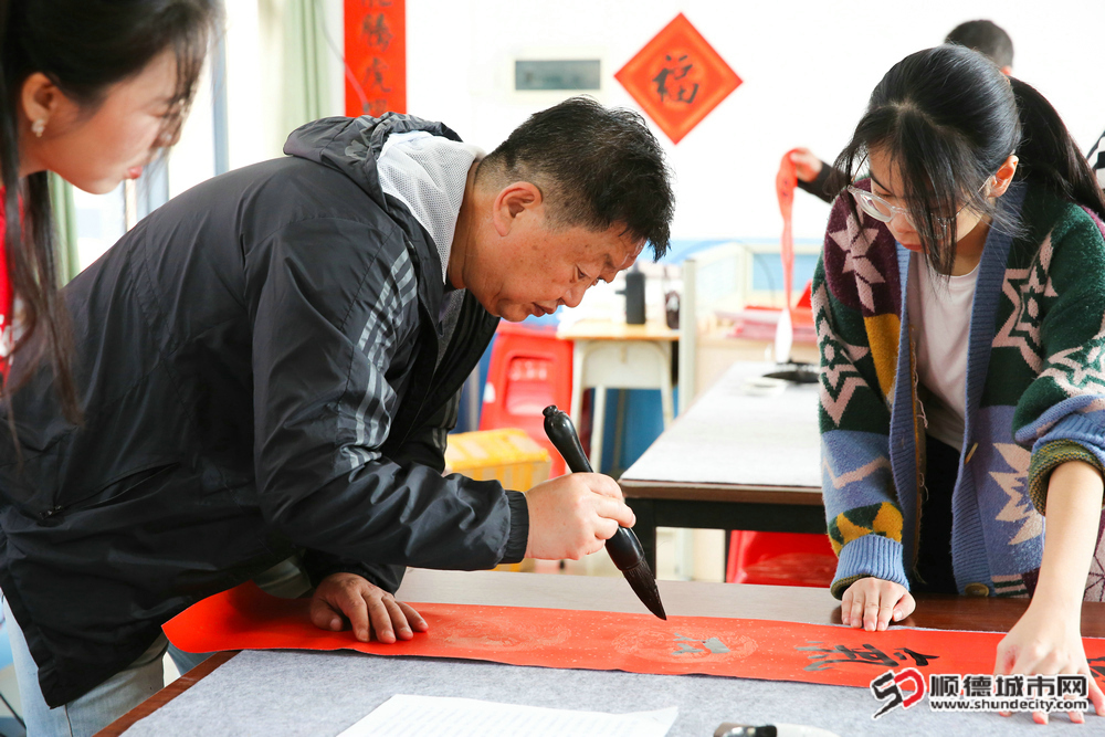 陳村職業技術學校積極組織有書法專長的師生志愿者書寫春聯贈予此次慰問對象1.jpg