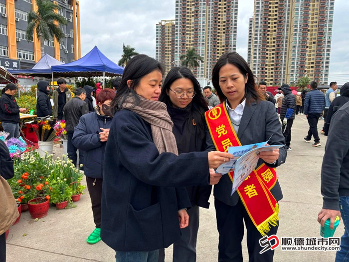 為群眾宣傳講解反詐知識。.jpg