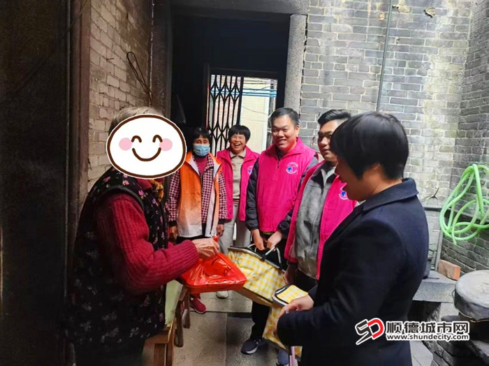 將一份節日的溫暖和祝福送到長者手中。.jpg