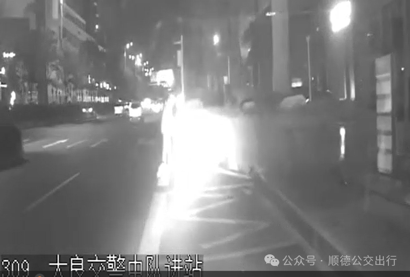 摩托燃氣大火！順德公交司機又當起“消防員”
