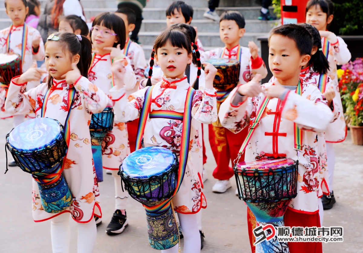 表演隊的孩子們迎接同學們回校_副本.jpg