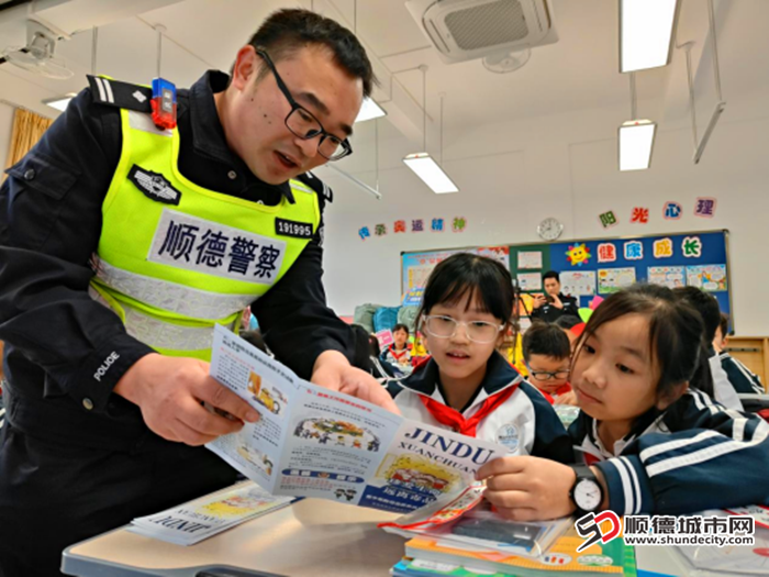 禁毒民警向?qū)W生發(fā)放禁毒宣傳單張。.png