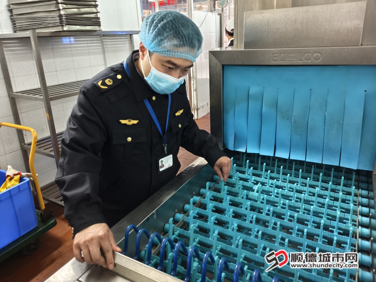 大良市場監管所監管人員對學校食堂餐飲用具洗消情況進行檢查_副本.jpg