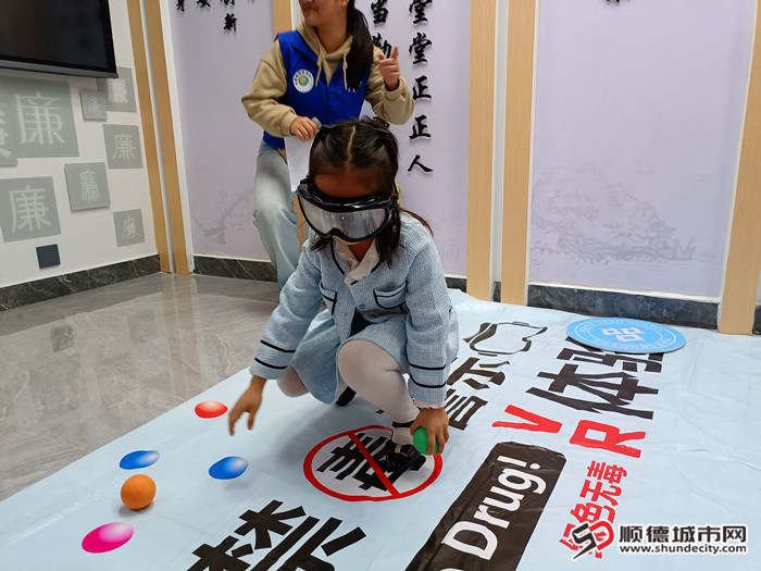 禁毒VR黑科技體驗區(qū)成為全場焦點。.jpg
