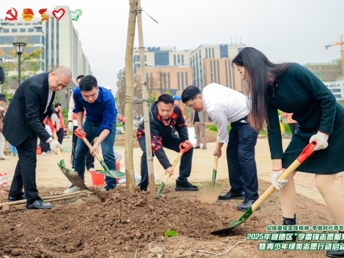 出席活動的領(lǐng)導(dǎo)以及嘉賓共同.jpg