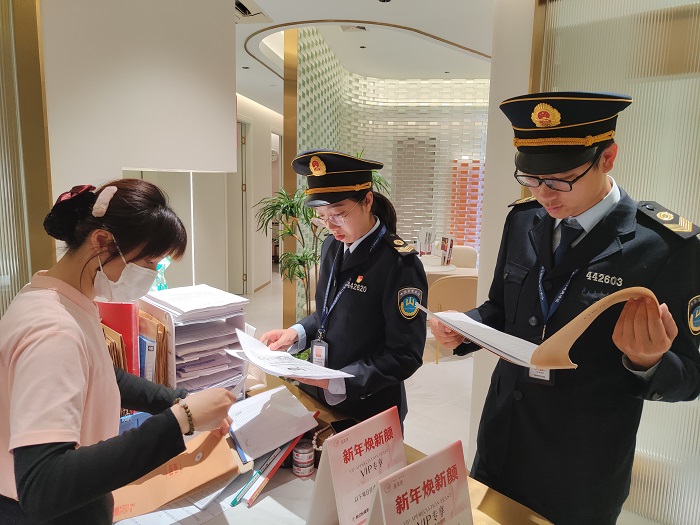 圖3 執(zhí)法人員抽查醫(yī)療機構(gòu)病歷資料.jpg