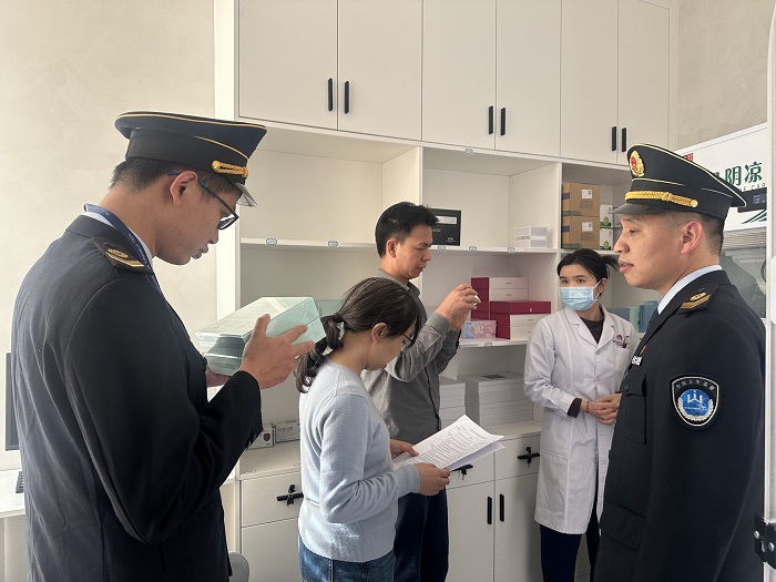 圖2 執(zhí)法人員聯(lián)合專家抽查注射針劑管理.jpg