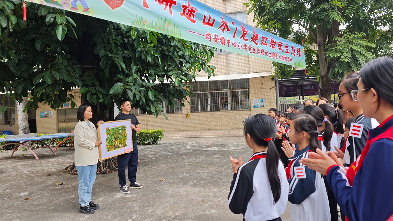 均安中心小學回贈一幅版畫。.jpg