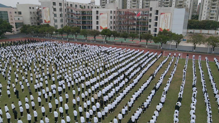 李兆基中學師生悼念李兆基。.jpg