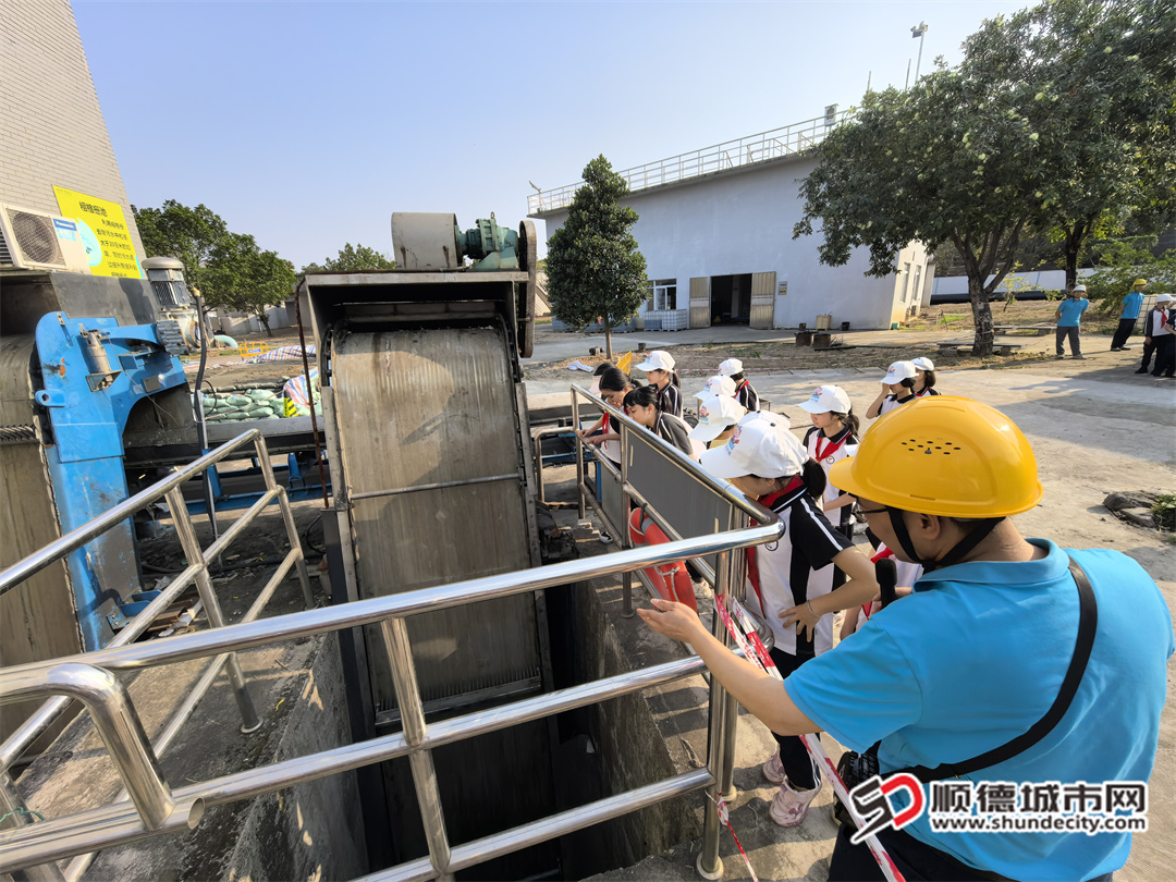順峰小學學生圍觀臭臭的粗格柵.jpg