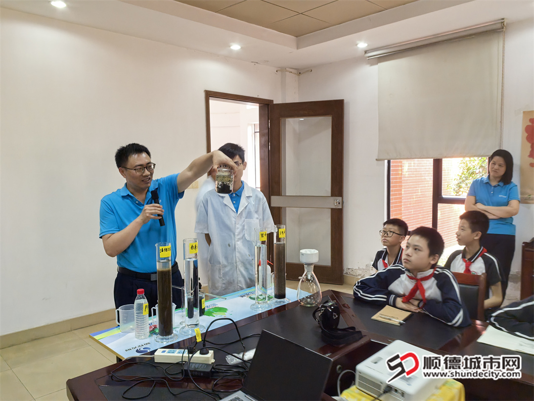 倉門小學學生學習污水凈化實驗過程.jpg
