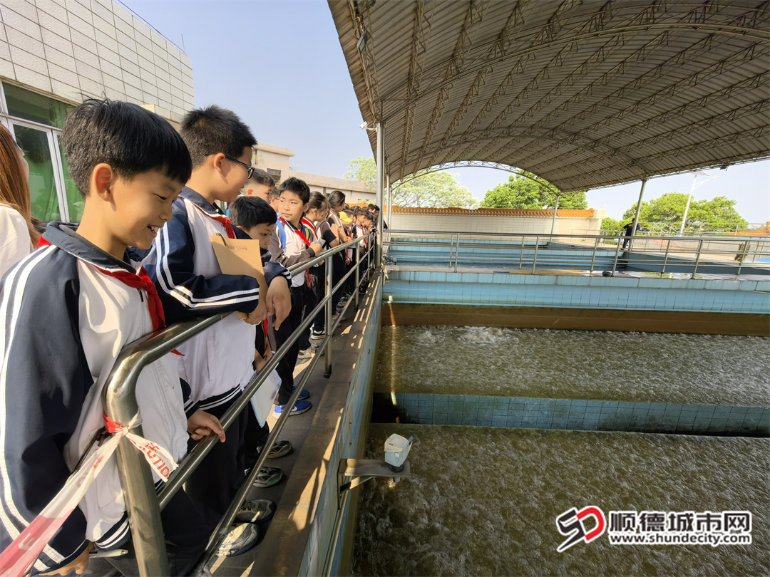 倉門小學學生觀看絮凝池操作現(xiàn)場.jpg