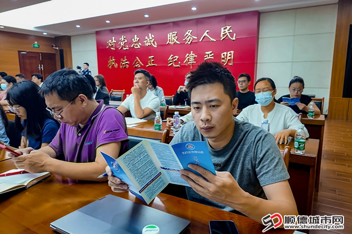 參會企業代表關注移民管理便民惠企政策措施.jpg