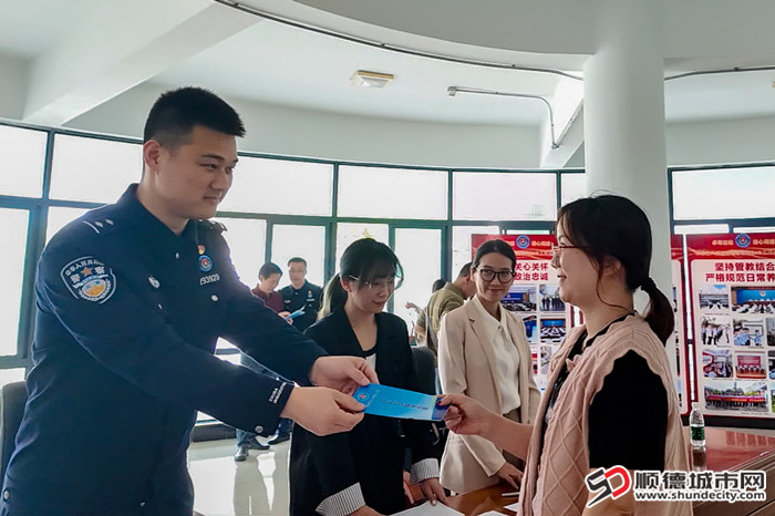 順德邊檢站向企業代表派發移民管理便民惠企政策措施宣傳冊和廣交會出入境通關調查問卷 .jpg