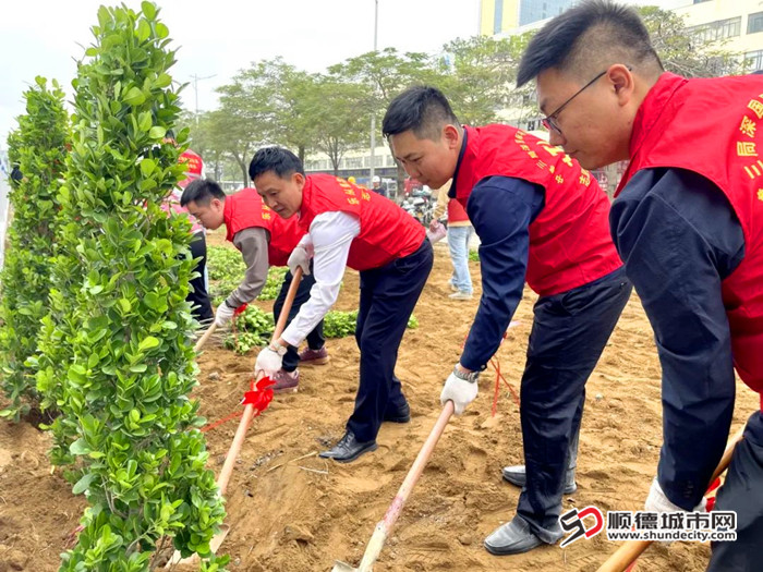 企業(yè)積極參與植樹活動。.jpg