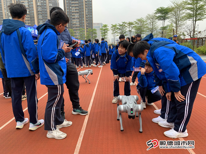 機器狗吸引學生目光。.jpg