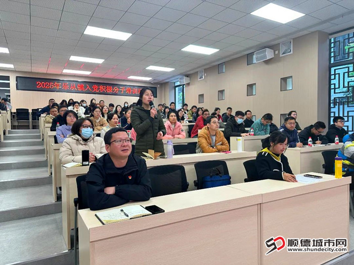 入黨積極分子田鐵梅誦讀紅色家書。.jpg